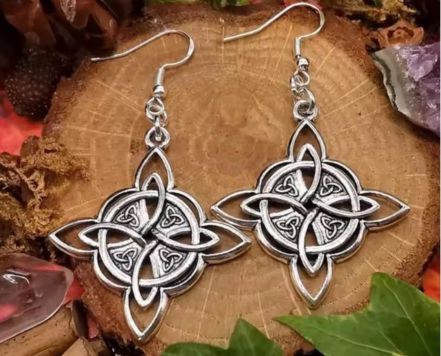 Pendientes amuleto nudo bruja prosperidad