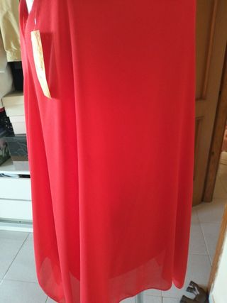 Vestito rosso con fiori bianchi