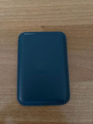 Custodia Silicone Apple iPhone 16 + Portacarte