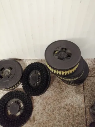 Pulidora. A rillantadora de suelos, tiene 13 rodis