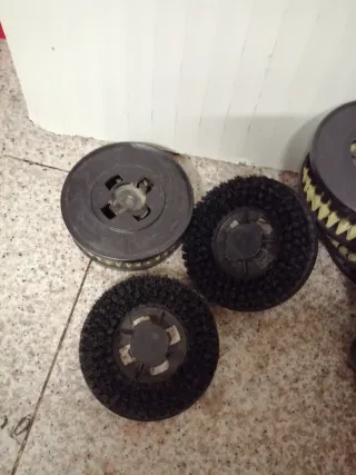 Pulidora. A rillantadora de suelos, tiene 13 rodis