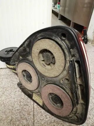 Pulidora. A rillantadora de suelos, tiene 13 rodis