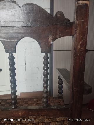 Sillón antiguo de madera
