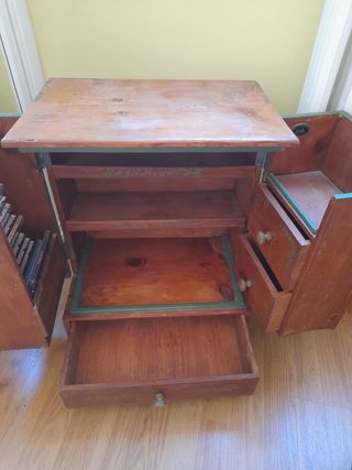 Mueble antiguo de madera