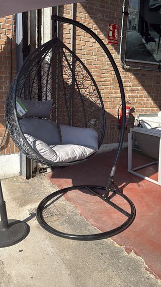 Cesta colgante negra con cojines