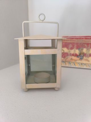 Cuatro faroles de metal beige para velas