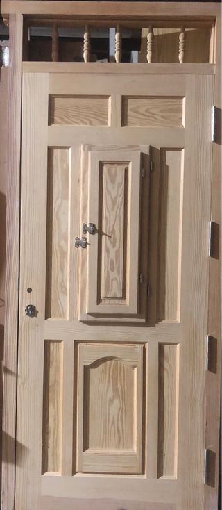 Puerta calle madera maciza