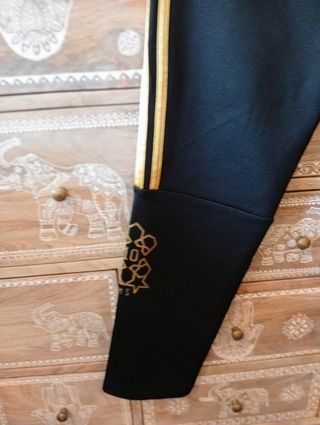 Pantalón chándal Adidas Salah negro-oro de niño.