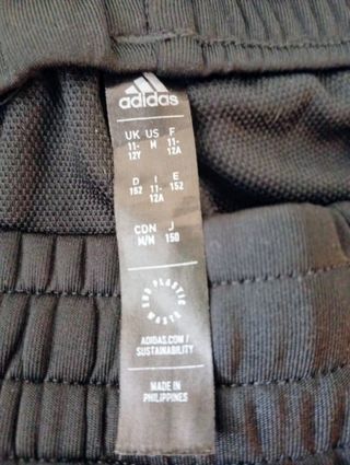 Pantalón chándal Adidas Salah negro-oro de niño.