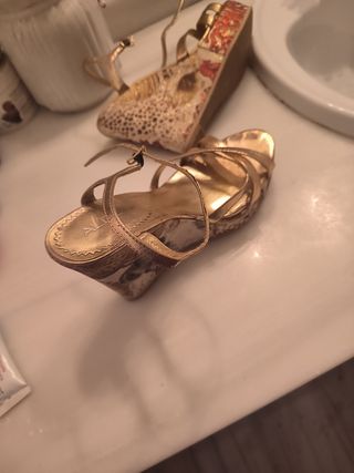 Cuñas doradas beige