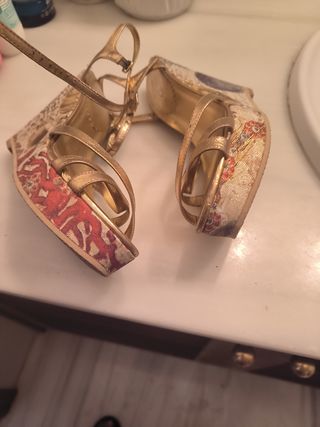 Cuñas doradas beige