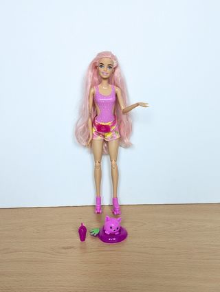 Muñeca Barbie pop reveal serie frutas fresa