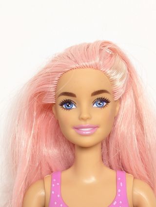 Muñeca Barbie pop reveal serie frutas fresa