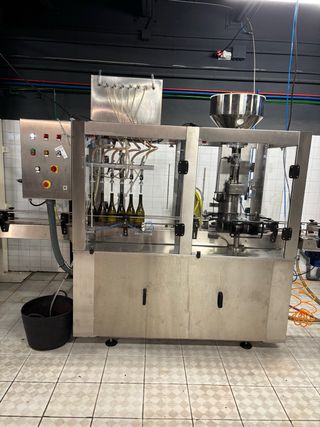 Llenadora y tapadora de vino