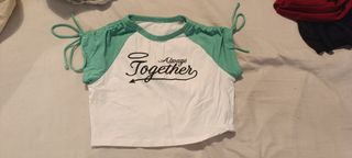 Top corto verde y blanco