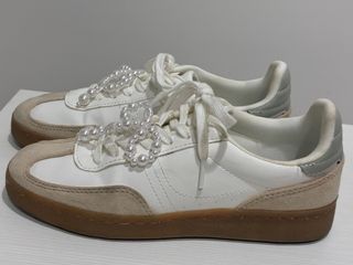 Zapatillas Zara blancas y beige.