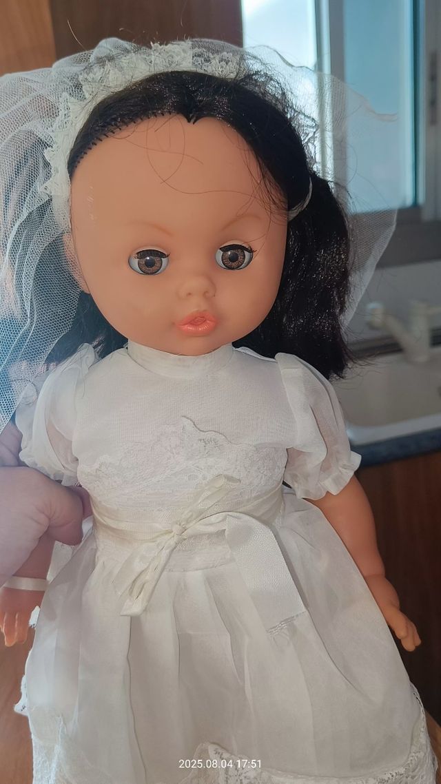 Muñeca comunión vestida