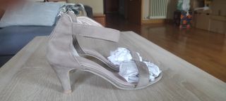 Sandalias beige tacón bajo talla 39