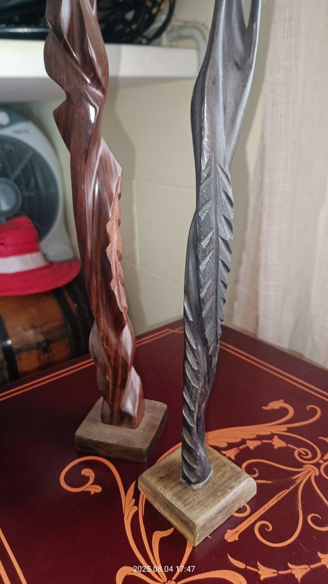 2 esculturas madera tallada a mano