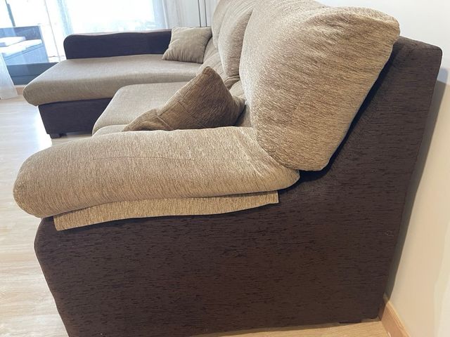 Sofá chaise longue beige y marrón