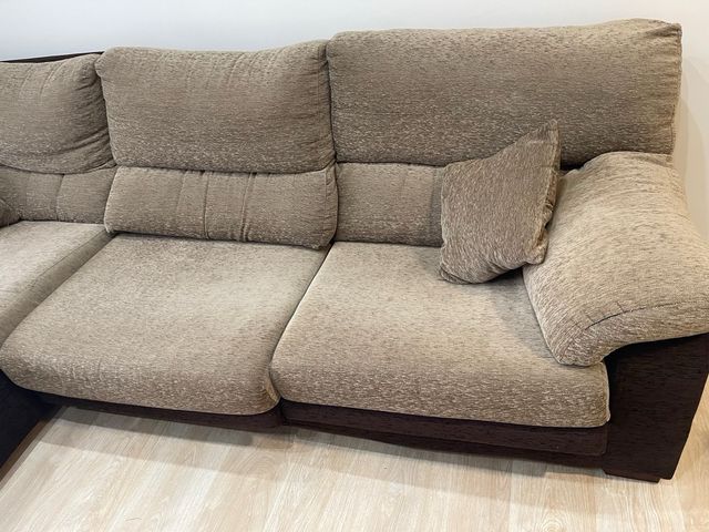 Sofá chaise longue beige y marrón