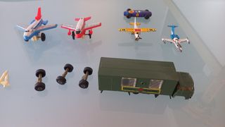 Set di giocattoli in latta e plastica degli anni '80