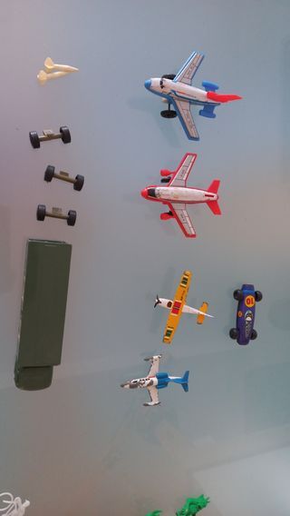Set di giocattoli in latta e plastica degli anni '80
