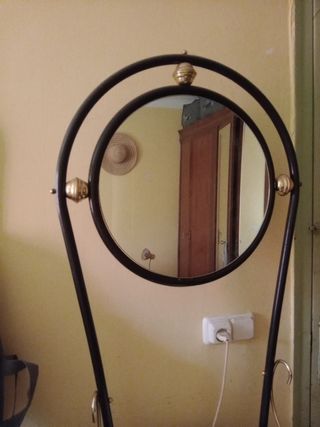 Lavamanos antiguo con espejo