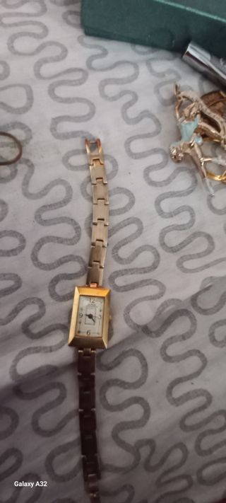 Reloj Guess dorado