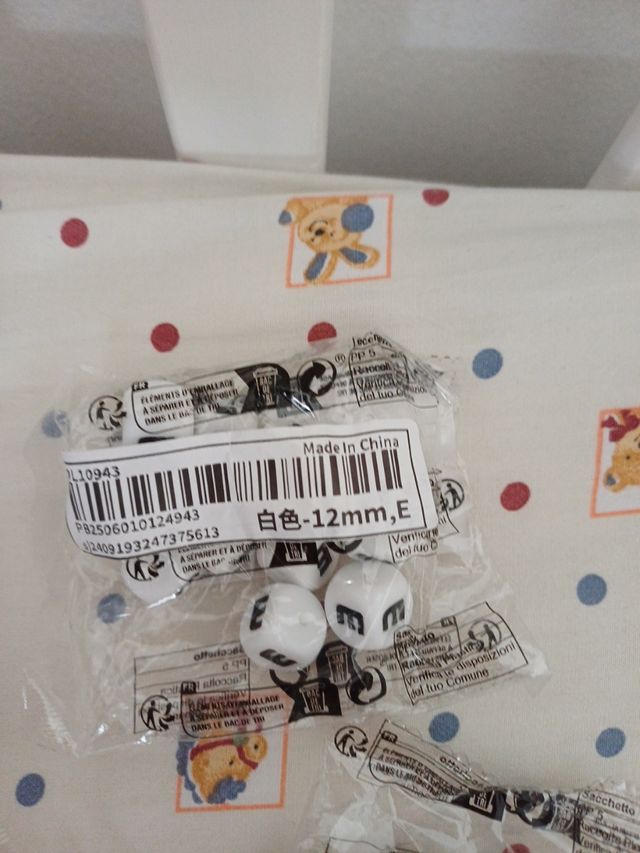 Letras plástico blancas cada paquete tis10 pisas