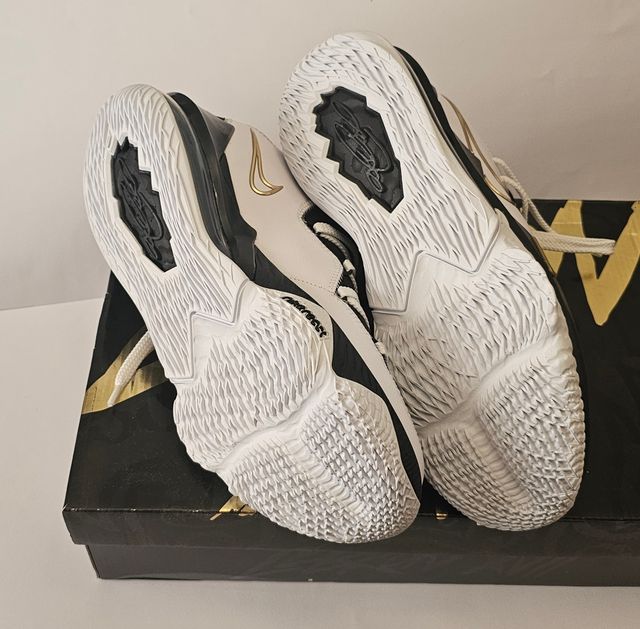 Nike LeBron XVII Low Blancas, doradas y Negras