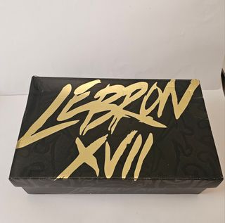 Nike LeBron XVII Low Blancas, doradas y Negras