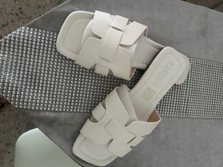 Sandalias planas blancas