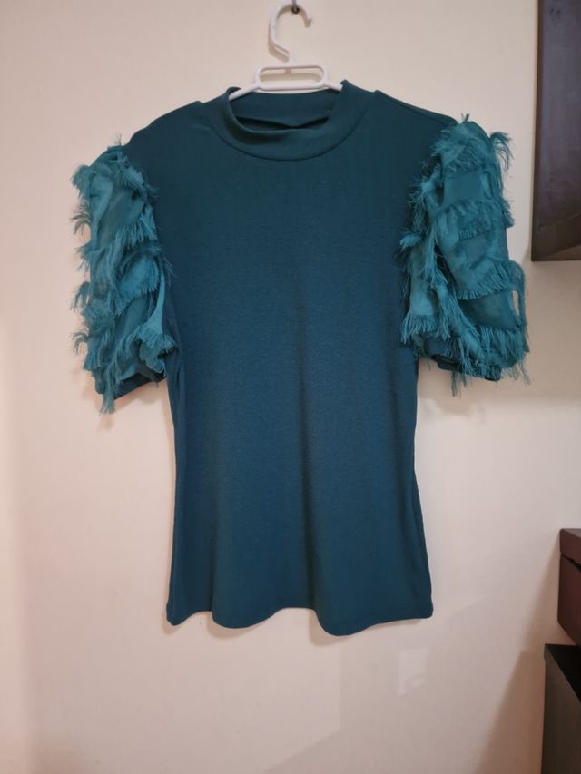 Blusa verde esmeralda plumas