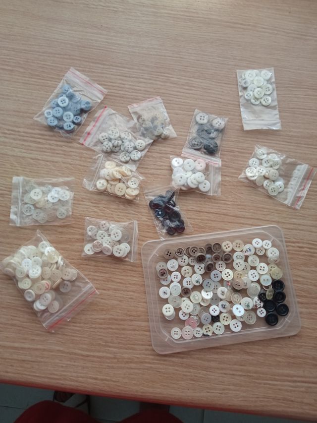 Botones de camisa (blancos y negros)