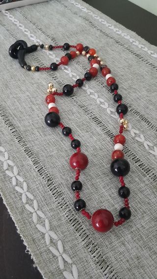 Collana rossa e nera