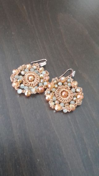 Orecchini beige e oro fatti a mano