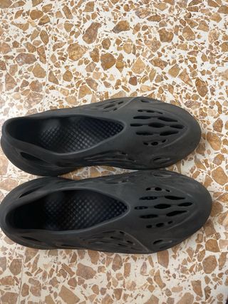 Chanclas negras usadas SON REALES