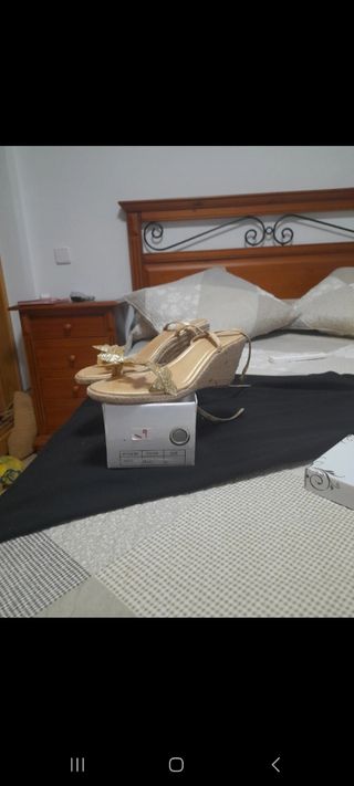 Sandalias cuña doradas