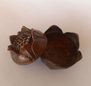 Precioso incensario flor de loto. Bronce. Sello