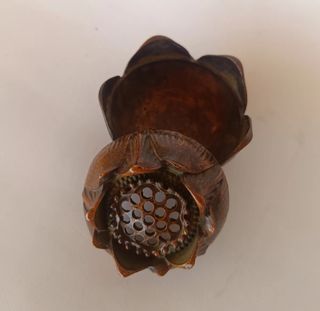 Precioso incensario flor de loto. Bronce. Sello