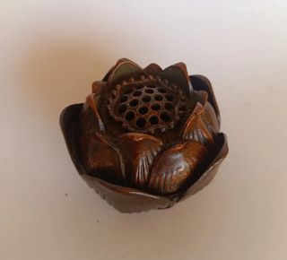 Precioso incensario flor de loto. Bronce. Sello