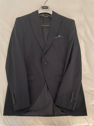 Traje azul ceremonia. Incluye tirantes y corbata.