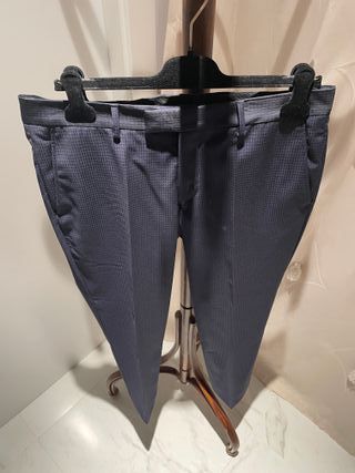 Traje azul ceremonia. Incluye tirantes y corbata.