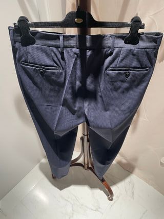 Traje azul ceremonia. Incluye tirantes y corbata.