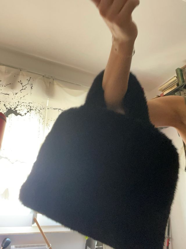 Mini borsa a mano nera in pelliccia sintetica