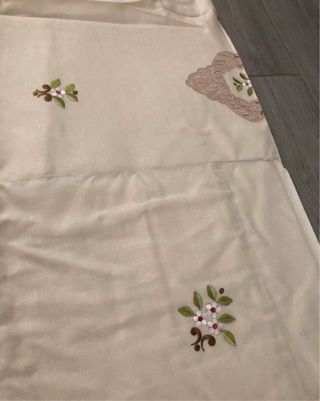 Copriletto ricamato beige e multicolor