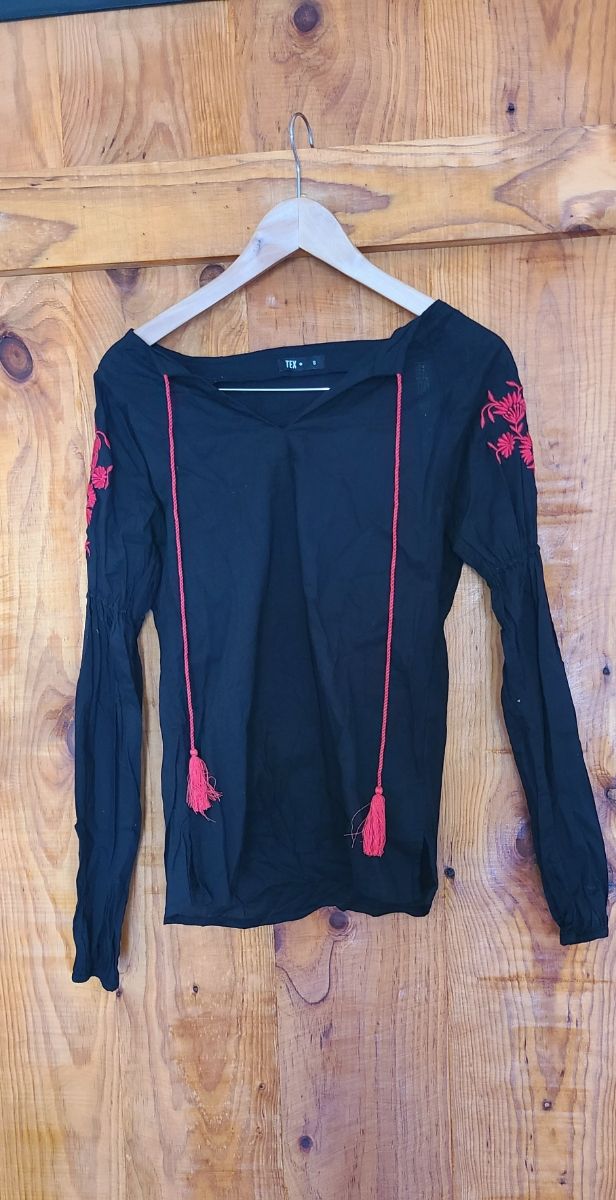 Blusa negra bordada - Talla S