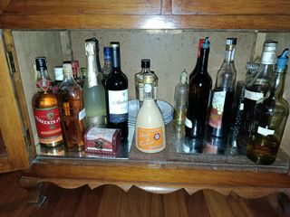 Mueble madera antiguo, no tiene parte trasera,