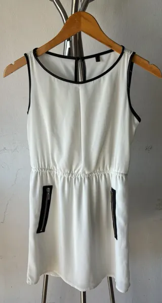 Vestido blanco  con cremalleras decorativas- S